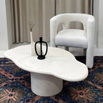 تحميل الصورة إلى عارض المعرض، Close-up of The Jamie Coffee Table’s thick glass surface, revealing clarity and durability – a quality glass coffee table Dubai online shoppers can trust.